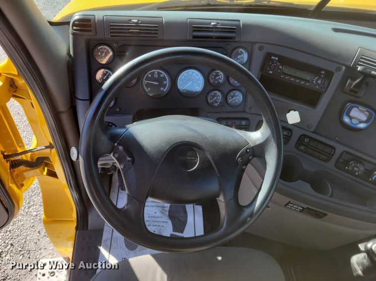 image for item MI9804 2013 Freightliner Cascadia  semi truck