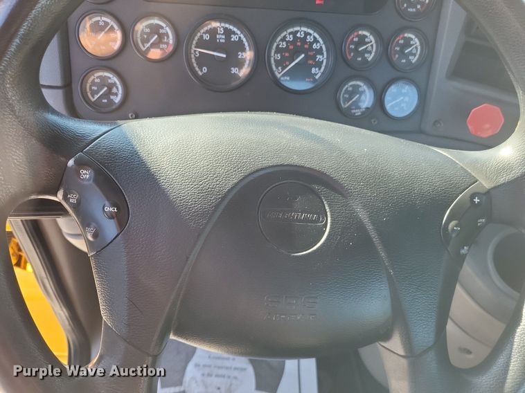 image for item MI9804 2013 Freightliner Cascadia  semi truck