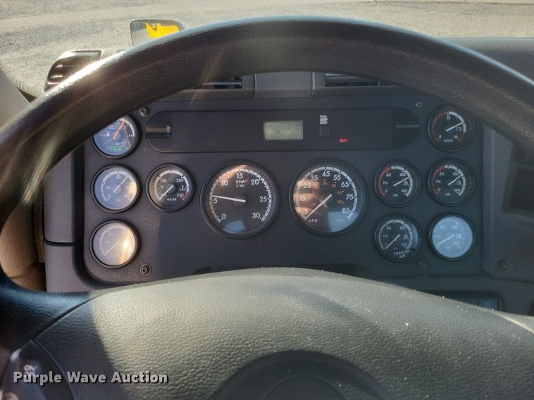 image for item MI9804 2013 Freightliner Cascadia  semi truck