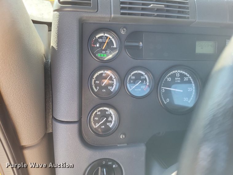 image for item MI9804 2013 Freightliner Cascadia  semi truck