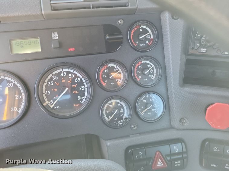 image for item MI9804 2013 Freightliner Cascadia  semi truck