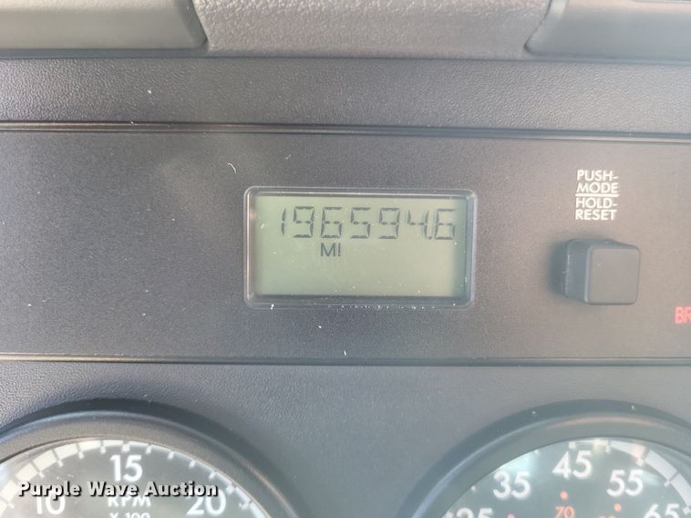 image for item MI9804 2013 Freightliner Cascadia  semi truck