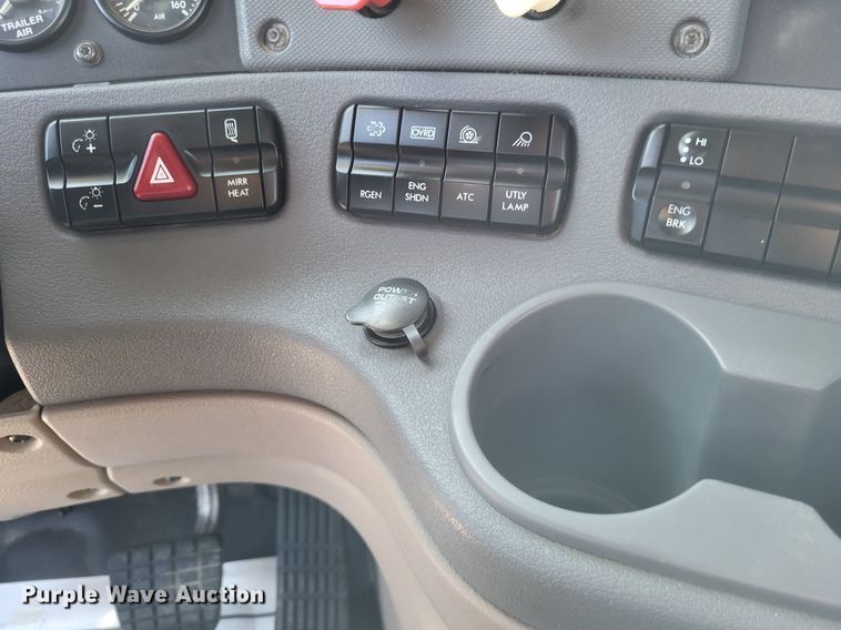 image for item MI9804 2013 Freightliner Cascadia  semi truck