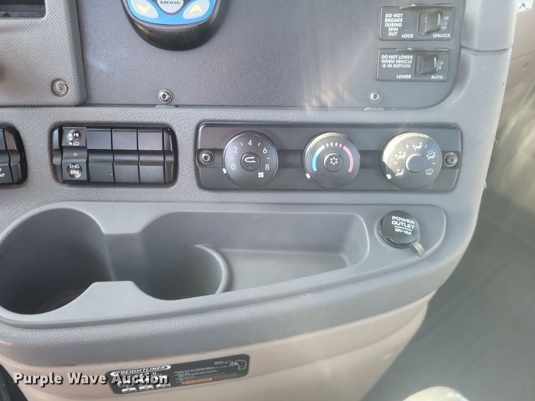 image for item MI9804 2013 Freightliner Cascadia  semi truck