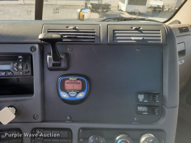 image for item MI9804 2013 Freightliner Cascadia  semi truck