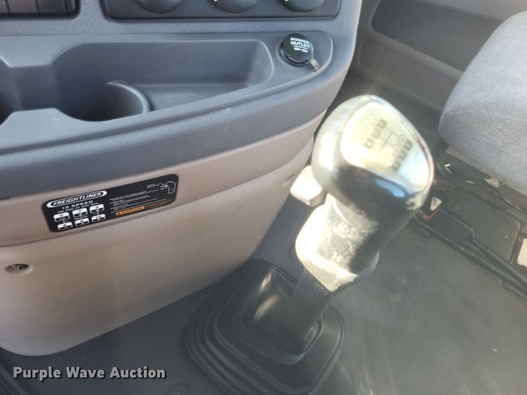 image for item MI9804 2013 Freightliner Cascadia  semi truck