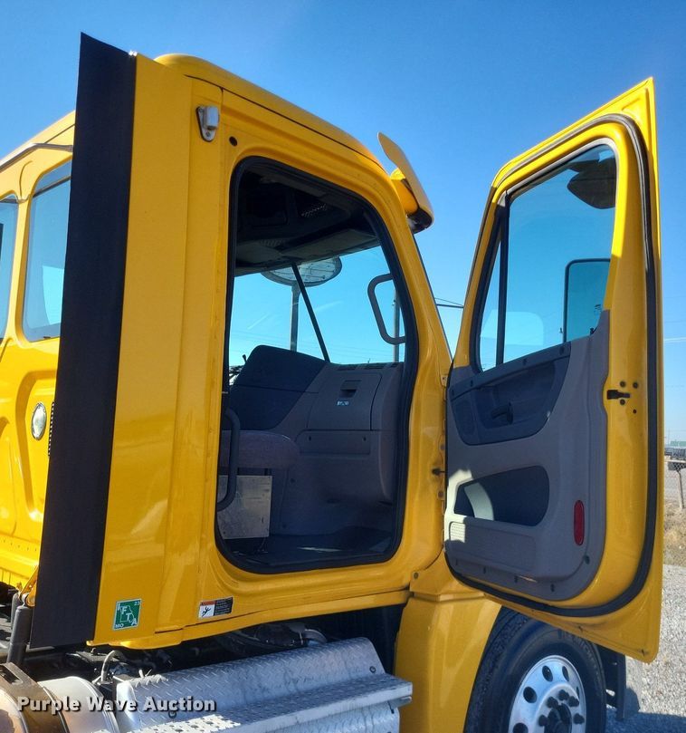 image for item MI9804 2013 Freightliner Cascadia  semi truck