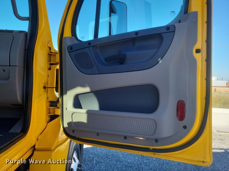 image for item MI9804 2013 Freightliner Cascadia  semi truck