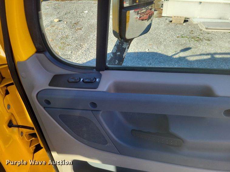 image for item MI9804 2013 Freightliner Cascadia  semi truck