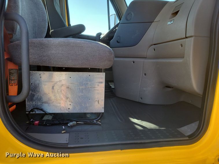 image for item MI9804 2013 Freightliner Cascadia  semi truck