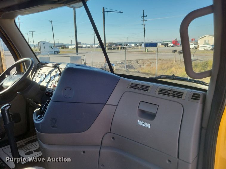 image for item MI9804 2013 Freightliner Cascadia  semi truck