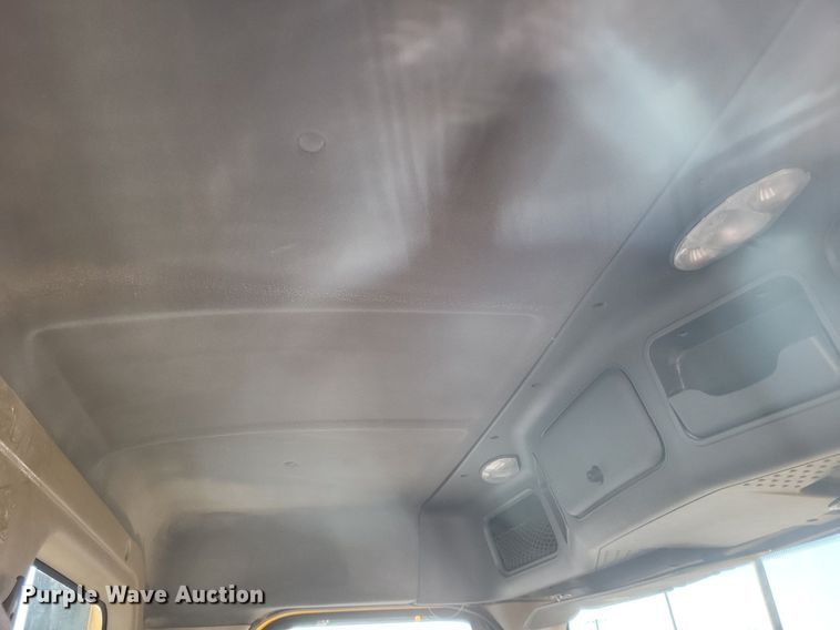 image for item MI9804 2013 Freightliner Cascadia  semi truck