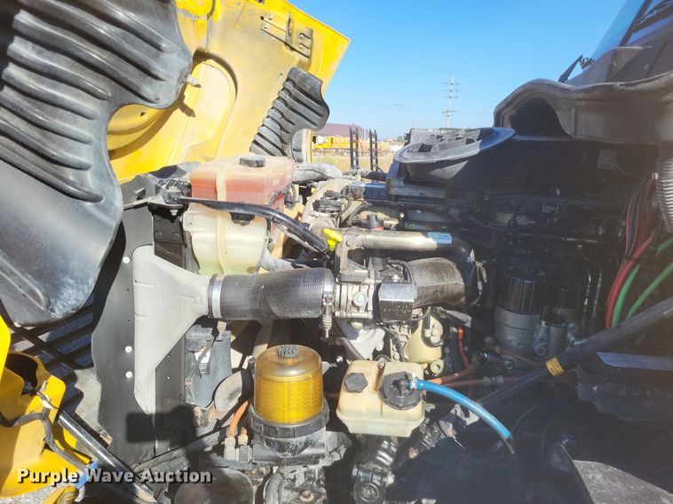 image for item MI9804 2013 Freightliner Cascadia  semi truck