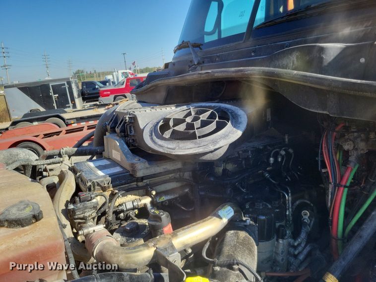 image for item MI9804 2013 Freightliner Cascadia  semi truck