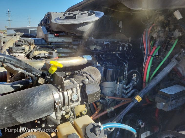 image for item MI9804 2013 Freightliner Cascadia  semi truck