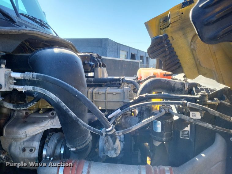 image for item MI9804 2013 Freightliner Cascadia  semi truck