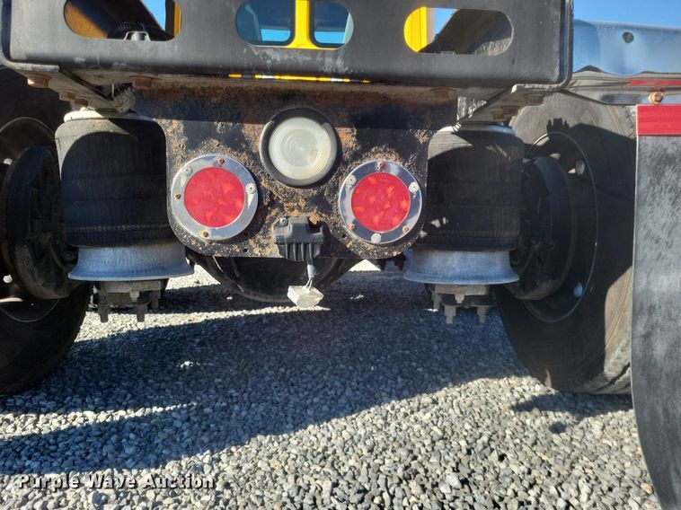 image for item MI9804 2013 Freightliner Cascadia  semi truck