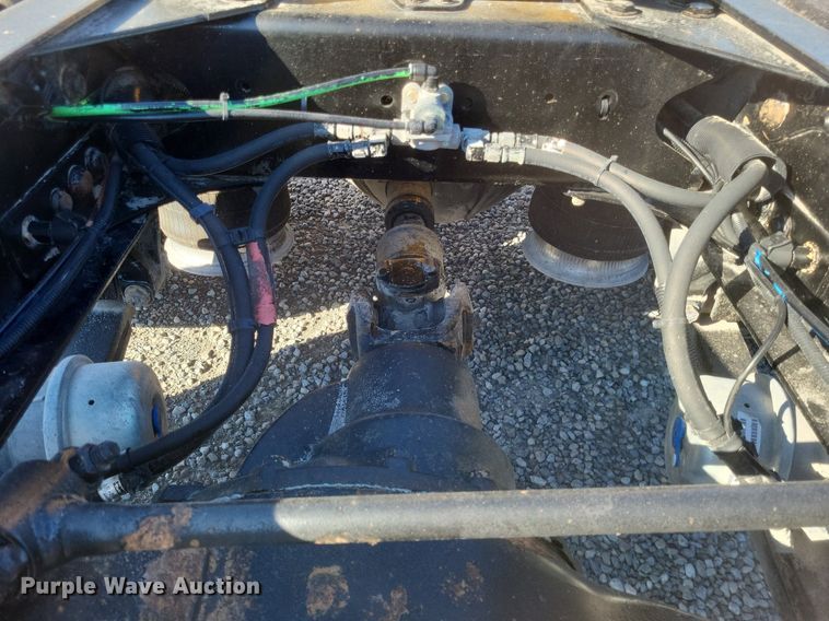 image for item MI9804 2013 Freightliner Cascadia  semi truck