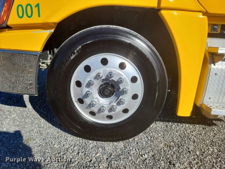 image for item MI9804 2013 Freightliner Cascadia  semi truck