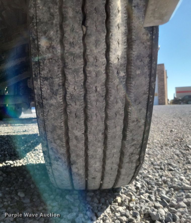 image for item MI9804 2013 Freightliner Cascadia  semi truck