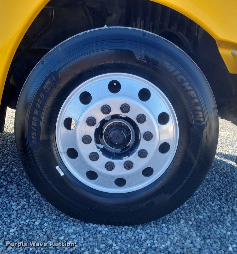 image for item MI9804 2013 Freightliner Cascadia  semi truck