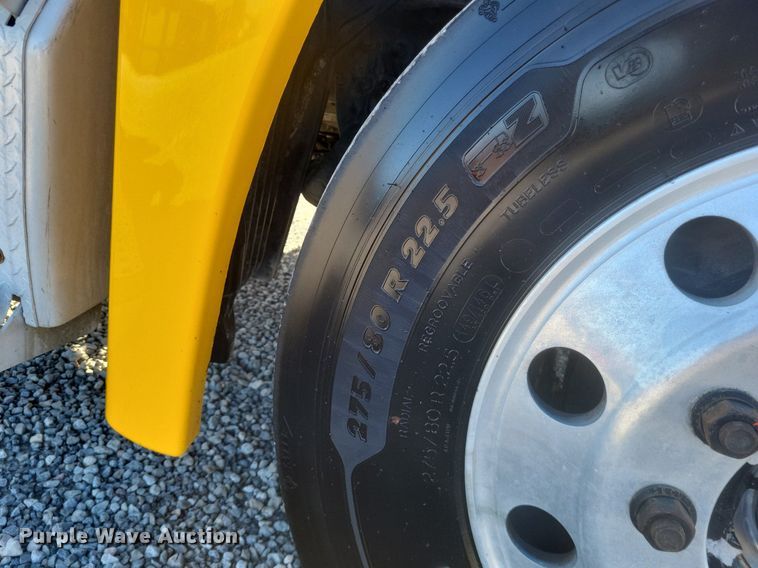 image for item MI9804 2013 Freightliner Cascadia  semi truck