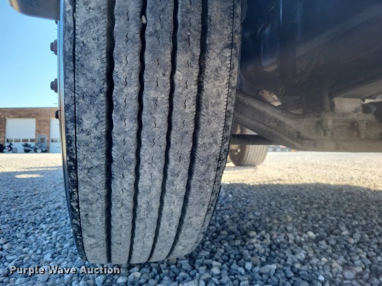 image for item MI9804 2013 Freightliner Cascadia  semi truck