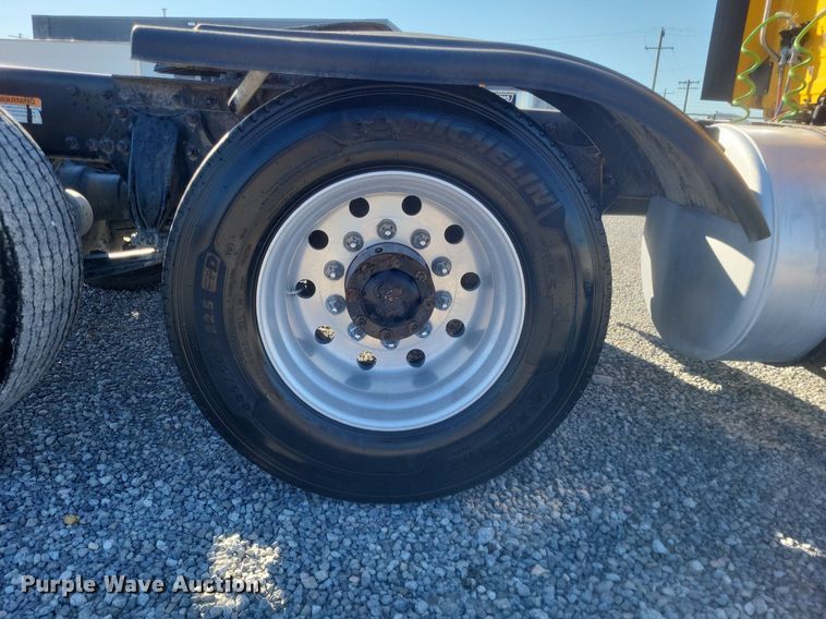 image for item MI9804 2013 Freightliner Cascadia  semi truck