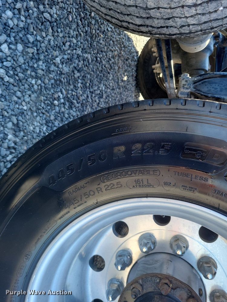 image for item MI9804 2013 Freightliner Cascadia  semi truck