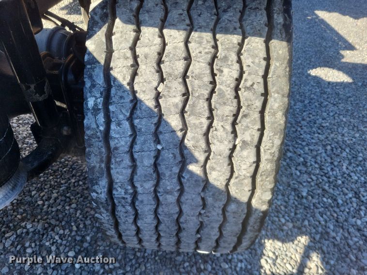 image for item MI9804 2013 Freightliner Cascadia  semi truck