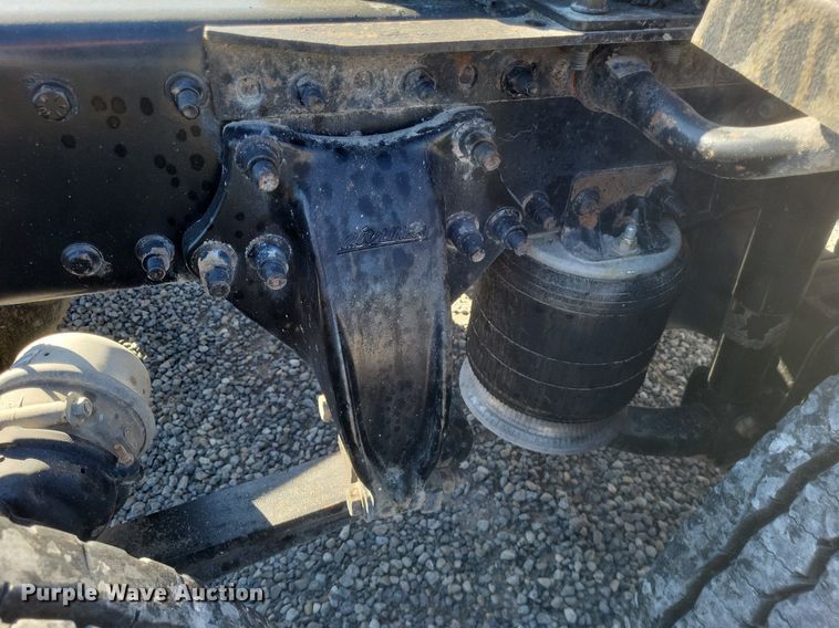 image for item MI9804 2013 Freightliner Cascadia  semi truck