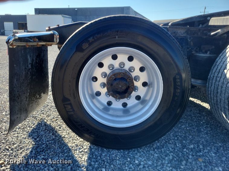 image for item MI9804 2013 Freightliner Cascadia  semi truck