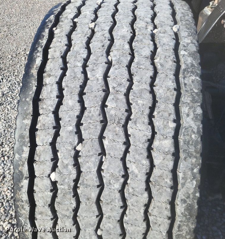 image for item MI9804 2013 Freightliner Cascadia  semi truck