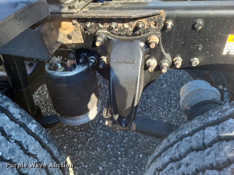 image for item MI9804 2013 Freightliner Cascadia  semi truck