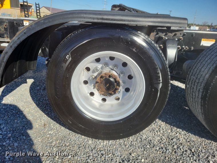 image for item MI9804 2013 Freightliner Cascadia  semi truck