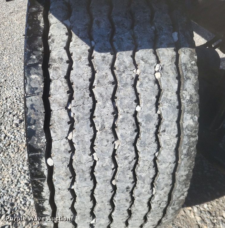 image for item MI9804 2013 Freightliner Cascadia  semi truck