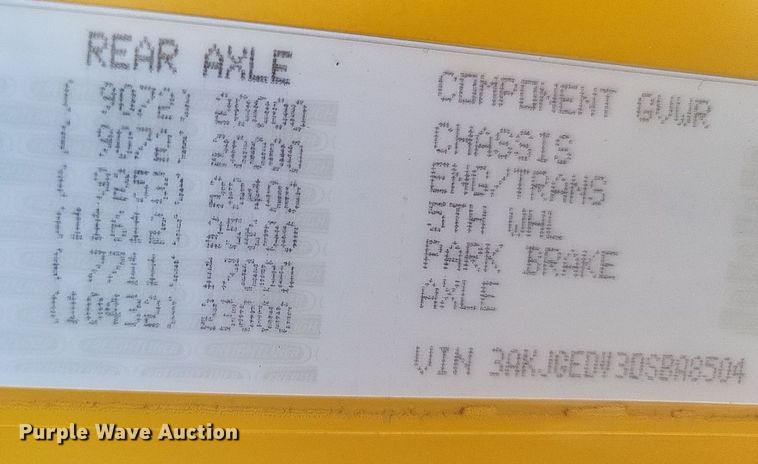 image for item MI9804 2013 Freightliner Cascadia  semi truck