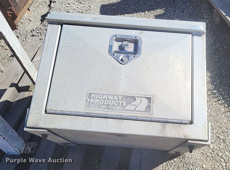 image for item MI9804 2013 Freightliner Cascadia  semi truck