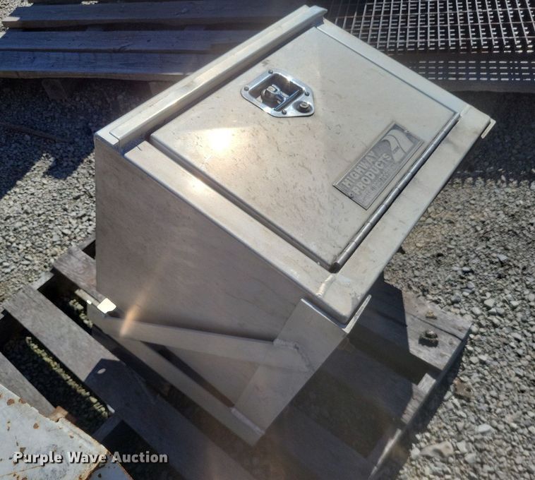 image for item MI9804 2013 Freightliner Cascadia  semi truck