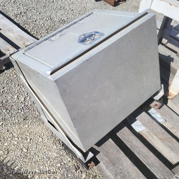 image for item MI9804 2013 Freightliner Cascadia  semi truck