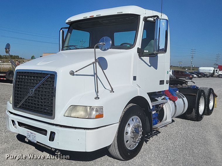 image for item MI9805 2011 Volvo VNM  semi truck