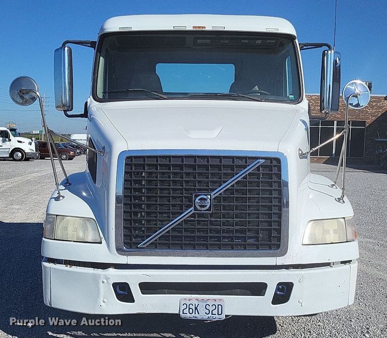 image for item MI9805 2011 Volvo VNM  semi truck