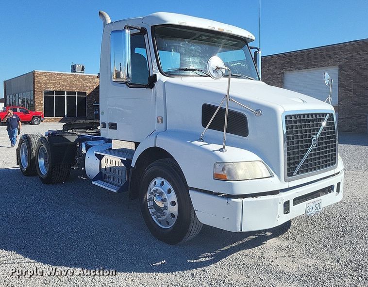 image for item MI9805 2011 Volvo VNM  semi truck