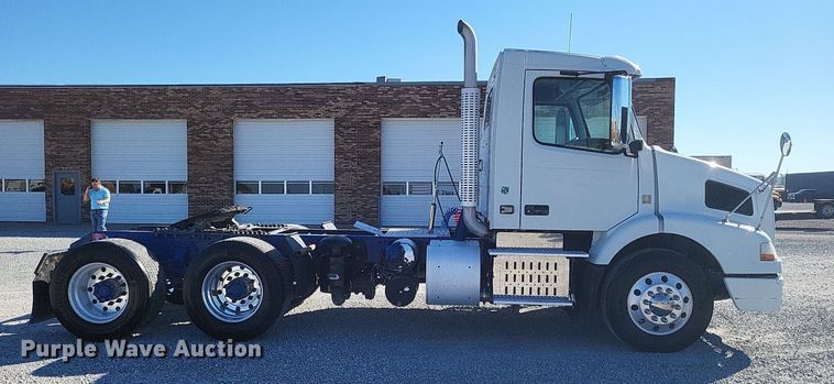 image for item MI9805 2011 Volvo VNM  semi truck