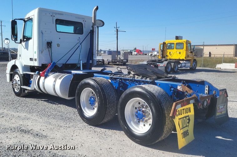 image for item MI9805 2011 Volvo VNM  semi truck