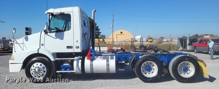 image for item MI9805 2011 Volvo VNM  semi truck
