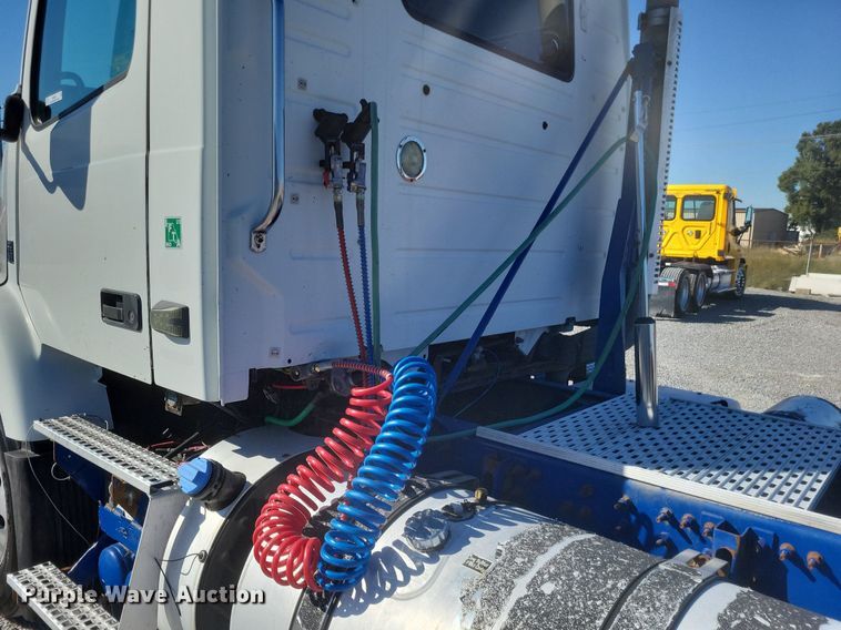 image for item MI9805 2011 Volvo VNM  semi truck