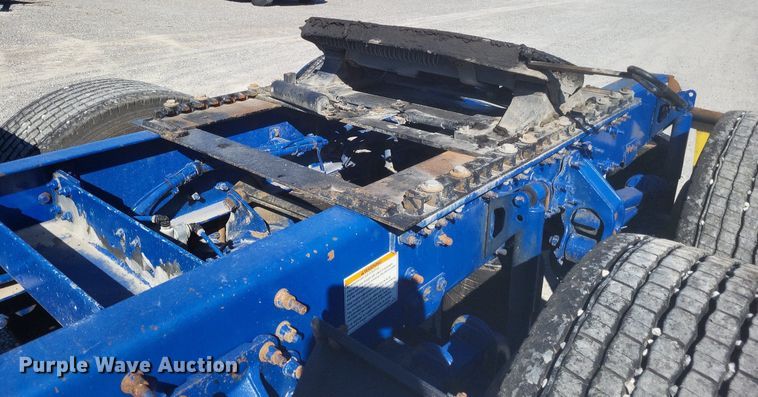 image for item MI9805 2011 Volvo VNM  semi truck