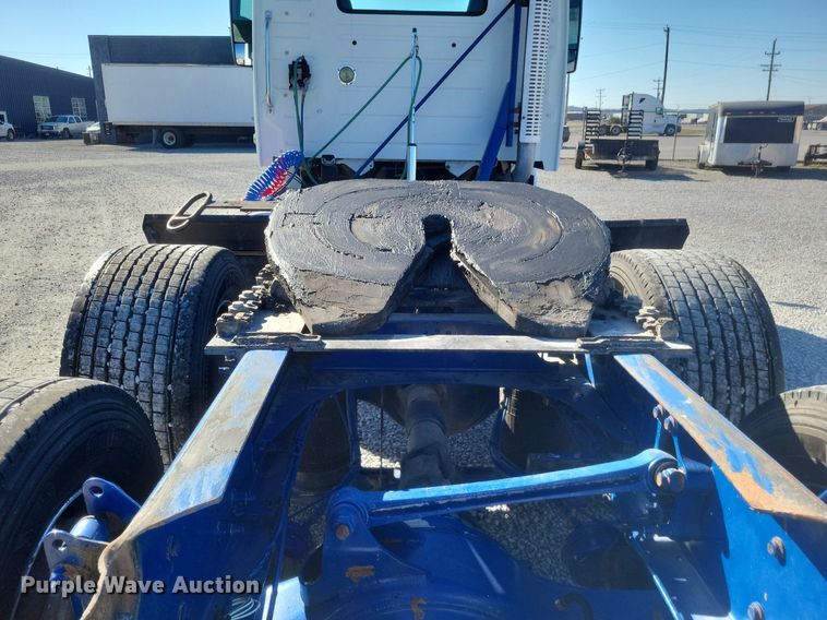 image for item MI9805 2011 Volvo VNM  semi truck