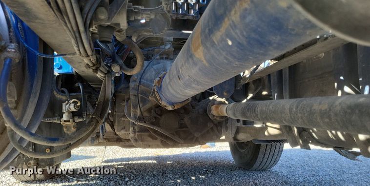 image for item MI9805 2011 Volvo VNM  semi truck